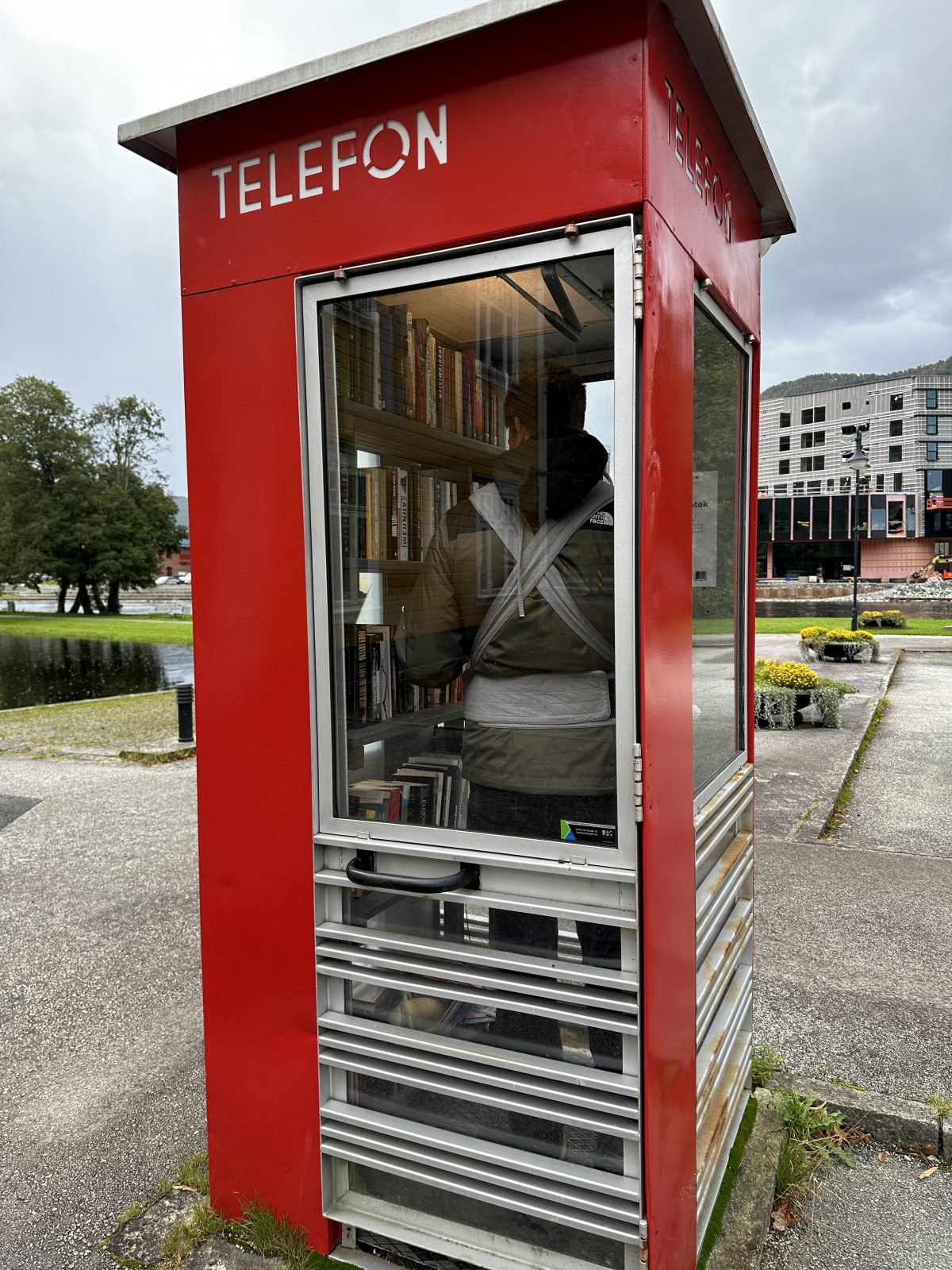 Eine alte Telefonzelle wurde hier zur Bücherei umfunktioniert - lieben wir! Mini Norwegen-Roadtrip für Familien