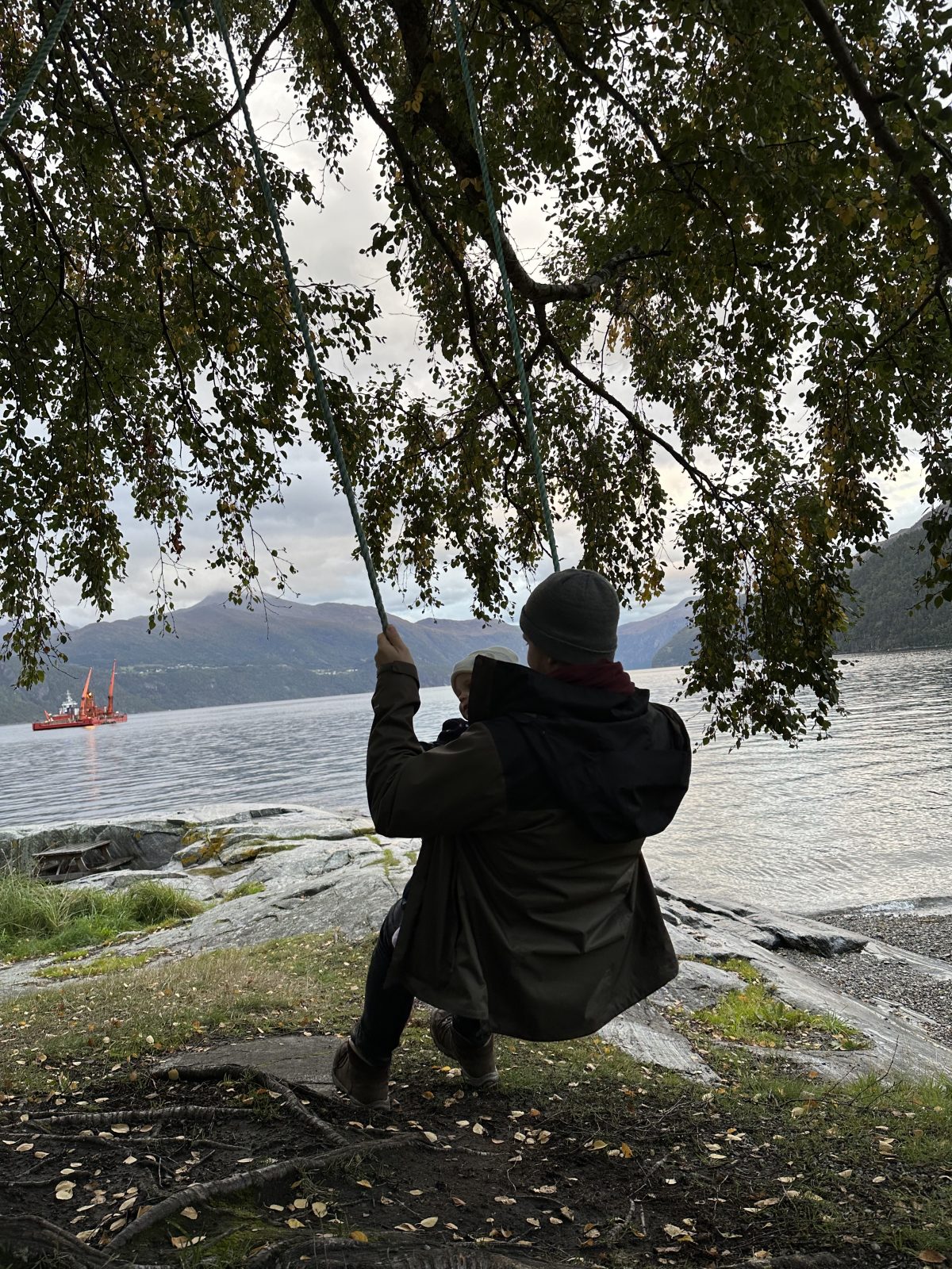 ...und Überraschungen wie diese Schaukel mit Fjordblick Mini Norwegen-Roadtrip für Familien