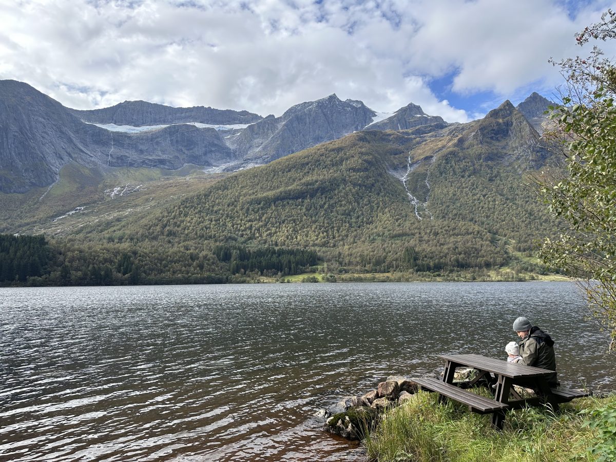 Wie schön kann ein Picknickplatz sein? (Fitjavatnet-See) Mini Norwegen-Roadtrip für Familien