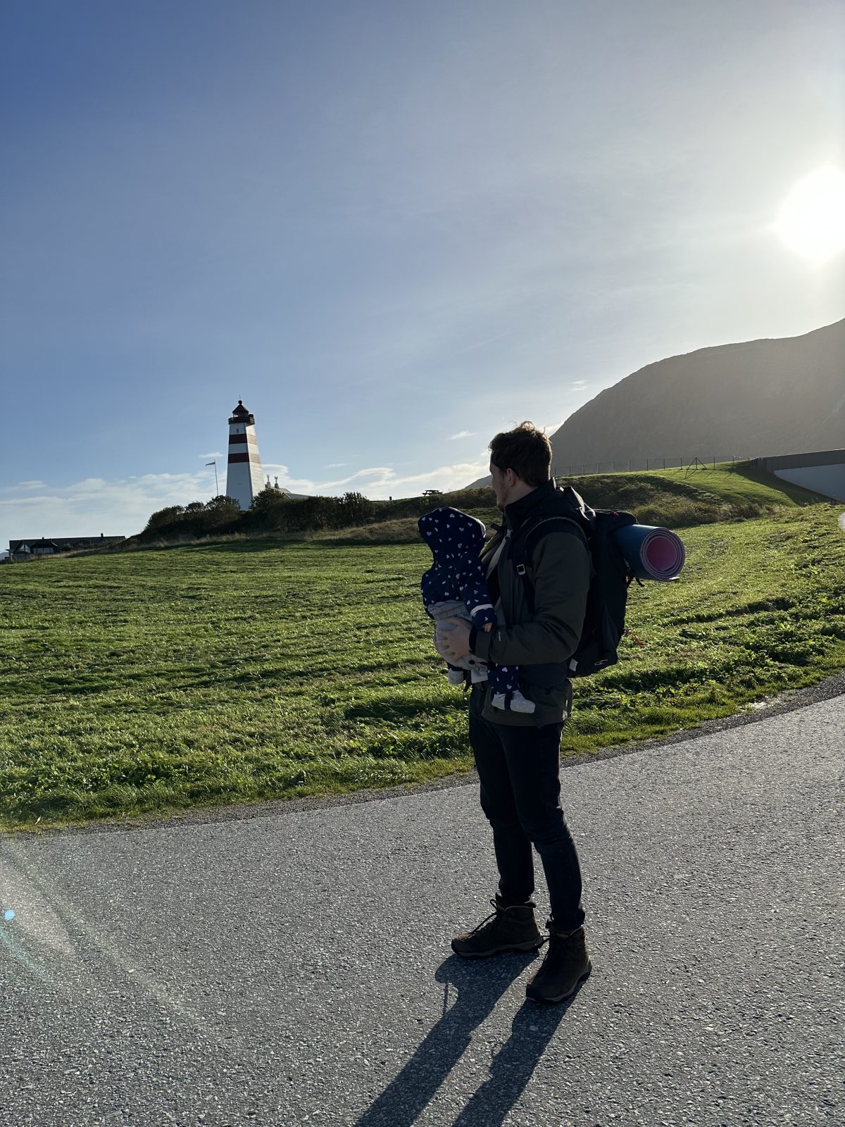 Wir starten unsere Wanderung am Leuchtturm von Alnes Mini Norwegen-Roadtrip für Familien
