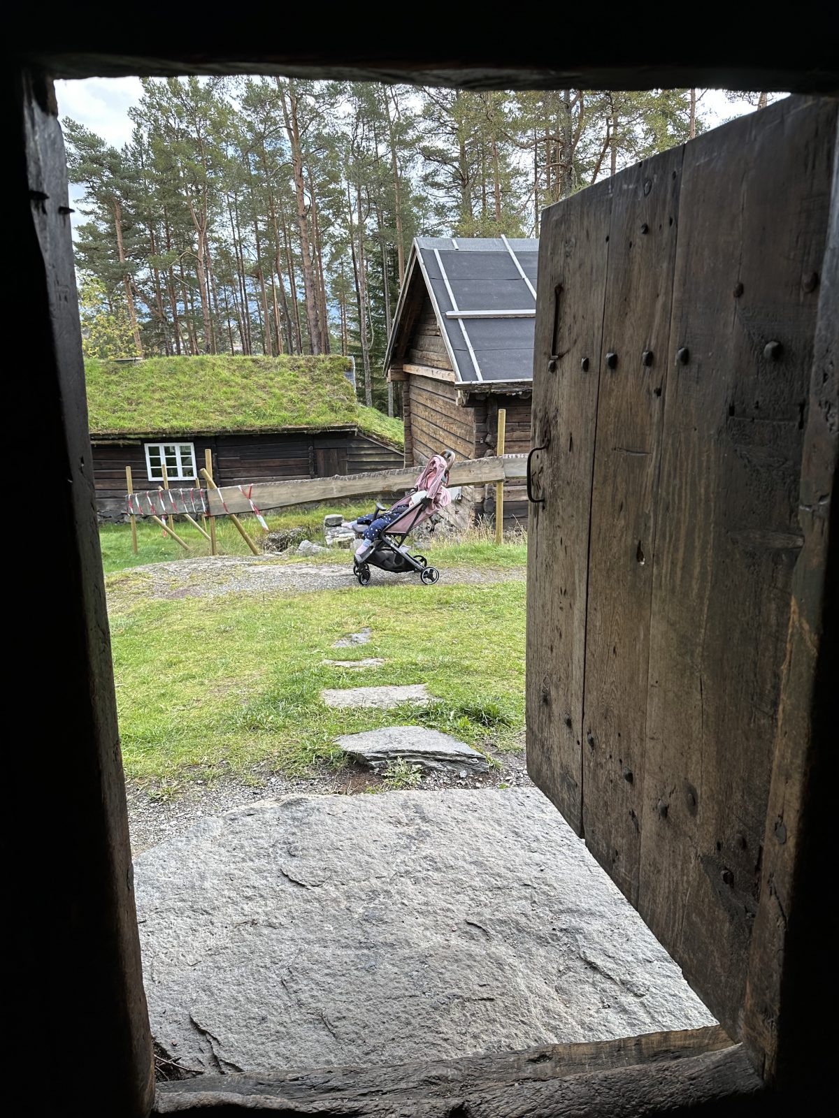 Ava nutzt den Besuch für einen Mittagsschlaf, den Buggy kann man unbesorgt draußen abstellen Mini Norwegen-Roadtrip für Familien
