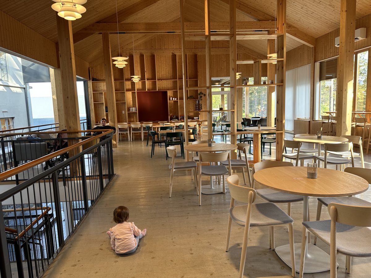 Es gibt außerdem ein schönes Café - in Norwegen natürlich inklusive Spielsachen Mini Norwegen-Roadtrip für Familien