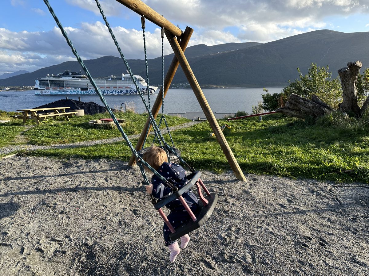 Kreuzfahrtschiffe passieren regelmäßig den Fjord - spannender Anblick für Groß und Klein Mini Norwegen-Roadtrip für Familien