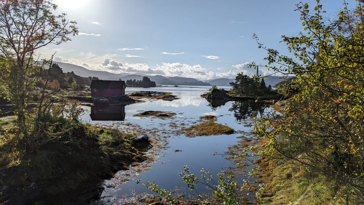 Blick vom Haus auf die wunderschöne Fjord-Landschaft Mini Norwegen-Roadtrip für Familien