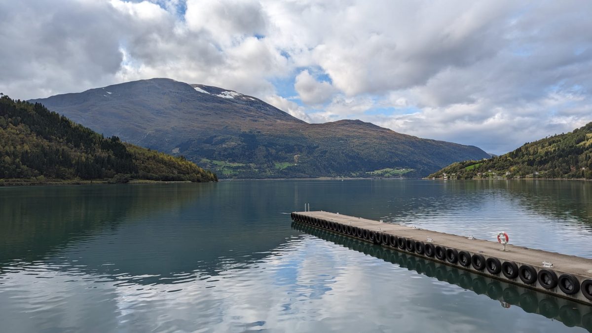 Doch auch am Boden ist Loen ein wirklich schöner Ort, an dem sich ein Zwischenstopp lohnt Mini Norwegen-Roadtrip für Familien