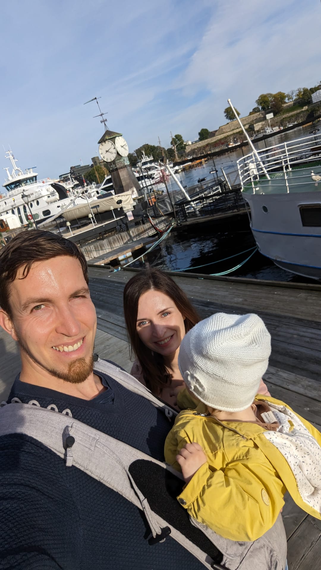Unterwegs am Hafen des Stadtteils Aker Brygge mit Klokketårn im Hintergrund Mini Norwegen-Roadtrip für Familien