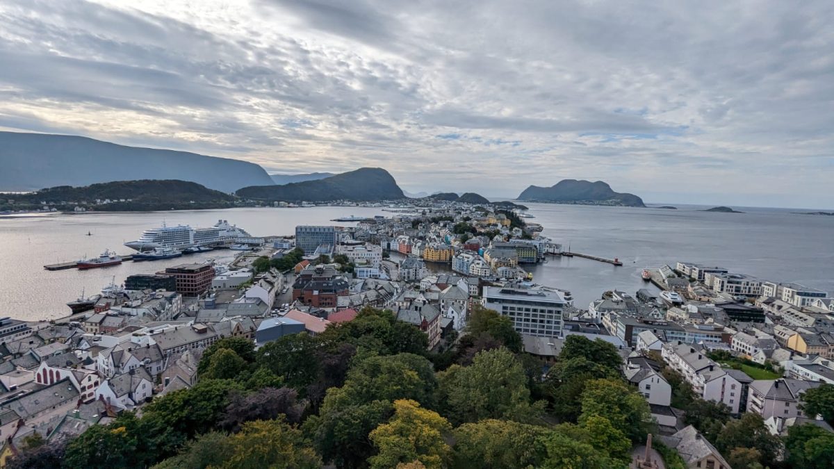 Belohnt wird man mit diesem traumhaften Ausblick auf Ålesund Mini Norwegen-Roadtrip für Familien
