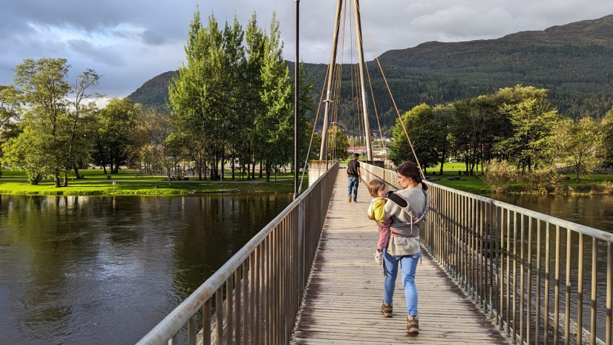 Am Fluss Jølstra kann man dafür mit Kindern gemütlich spazieren Mini Norwegen-Roadtrip für Familien