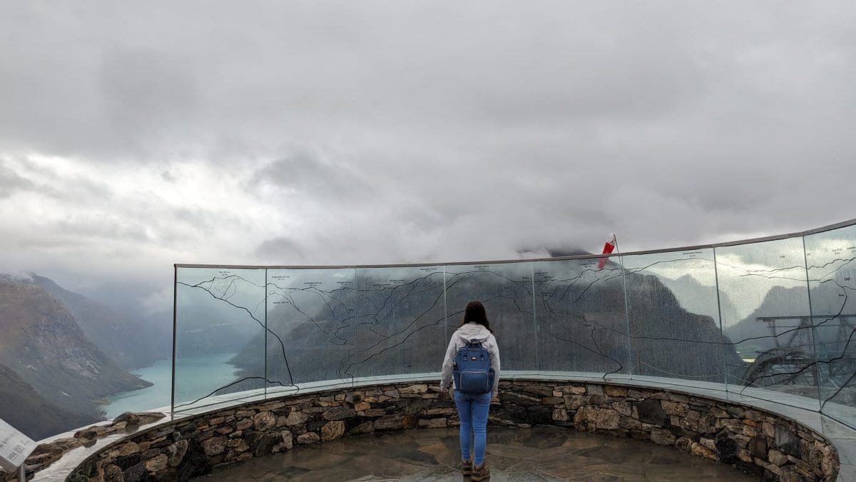 Bei guter Sicht kann man zahlreiche Berggipfel erkennen, leider zogen bei uns dichte Wolken auf Mini Norwegen-Roadtrip für Familien