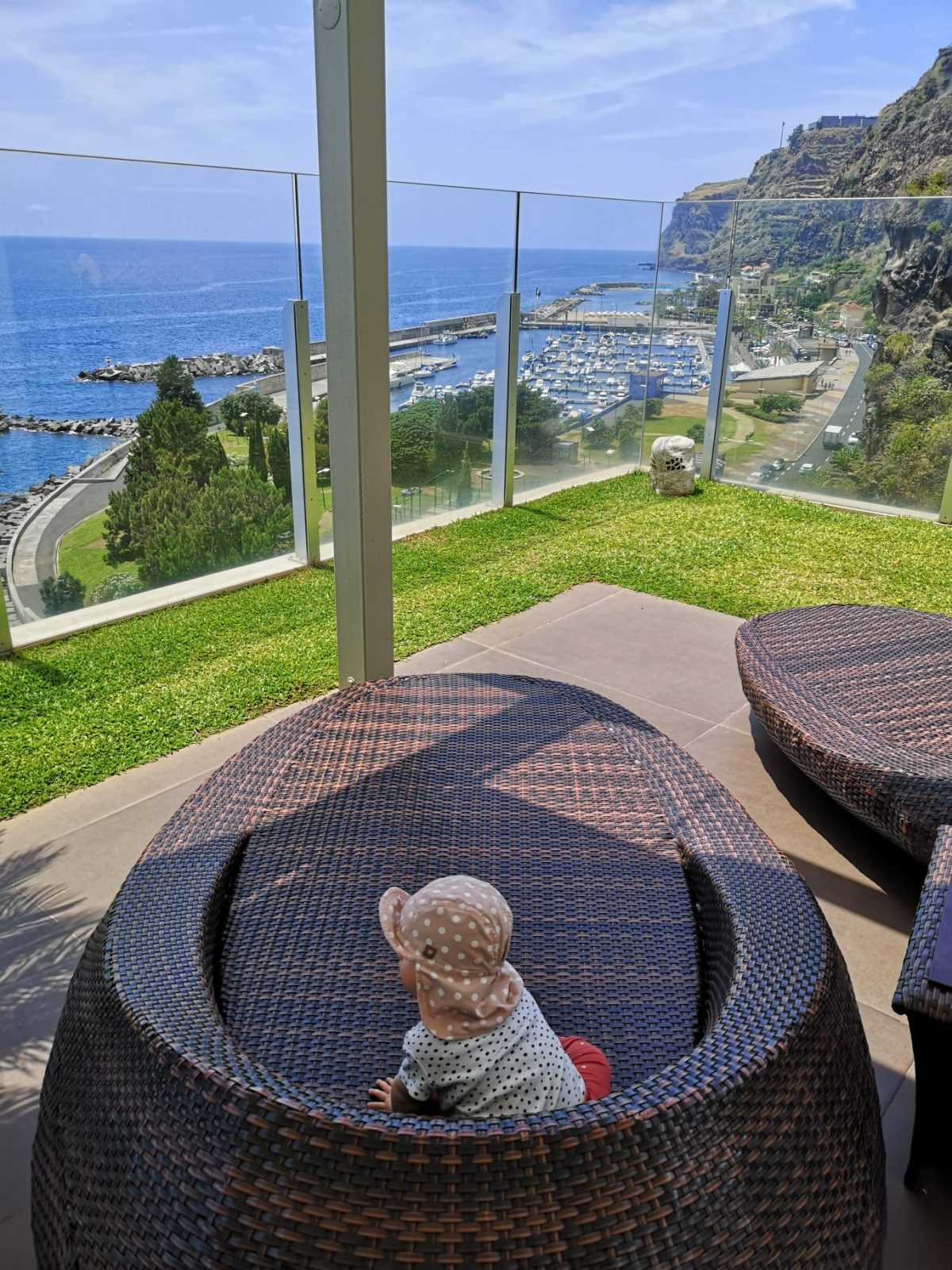 Es muss nicht immer ein Familienhotel sein: am wichtigsten ist es sich unterwegs wohlzufühlen Hotel mit Meerblick auf Madeira
