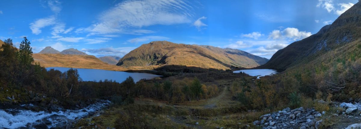 Wandert man weiter nach oben, wartet eine tolle Aussicht auf die beiden Seen Mini Norwegen-Roadtrip für Familien