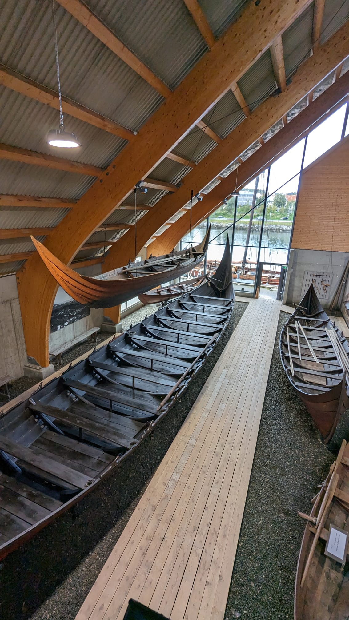 Auch historische Vikinger-Boote (und andere) sind ausgestellt Mini Norwegen-Roadtrip für Familien