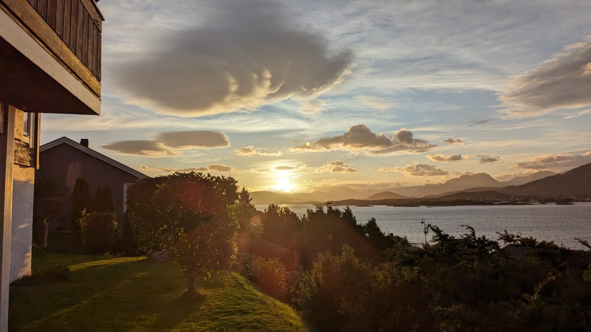 Ein letzter Sonnenaufgang bevor wir uns von Ålesund verabschieden müssen Mini Norwegen-Roadtrip für Familien