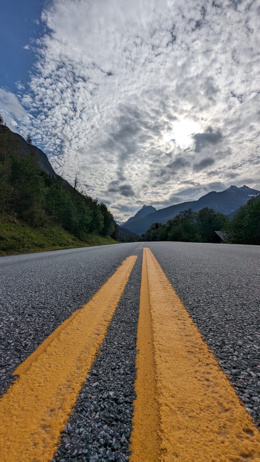 Der Haltepunkt liegt wirklich DIREKT an der Straße Nr. 60 Mini Norwegen-Roadtrip für Familien