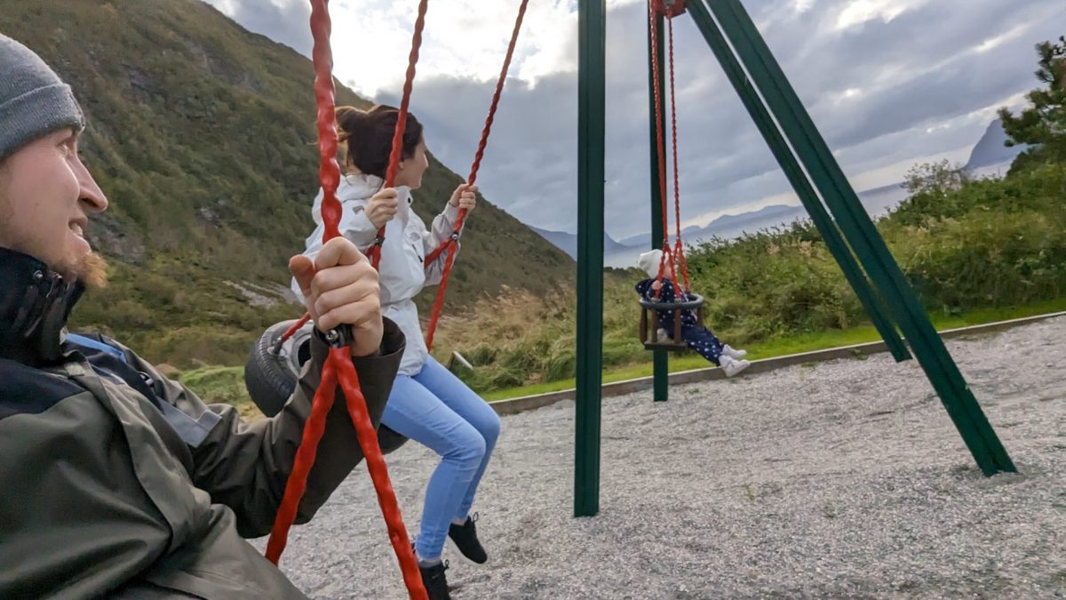 Avas Highlight wie immer die Schaukeln Mini Norwegen-Roadtrip für Familien