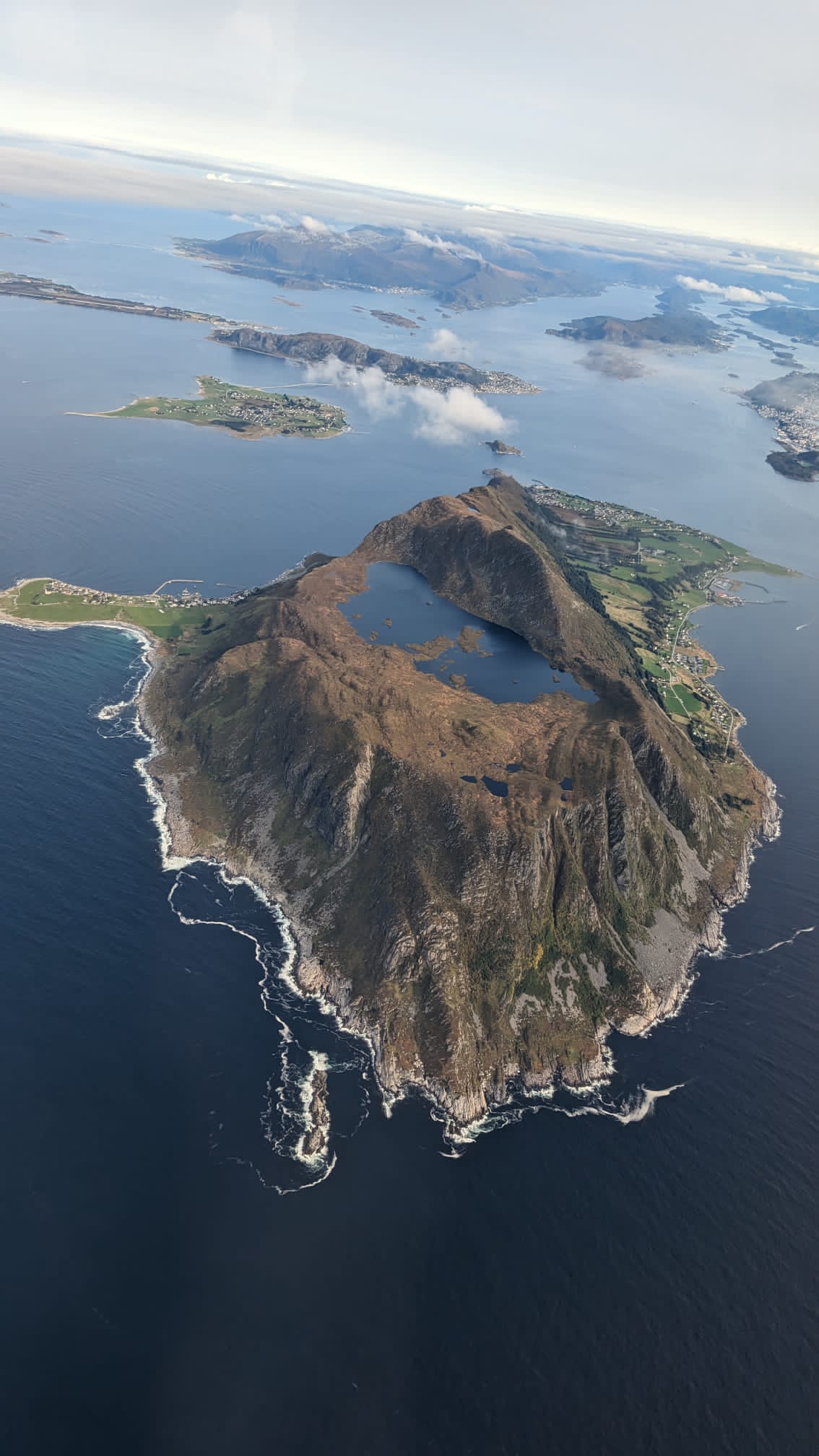 Godøya von oben mit Blick auf den Bergsee Alnesvatnet Mini Norwegen-Roadtrip für Familien