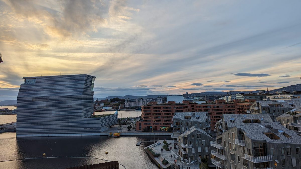 Ausblick von unserer Dachterrasse auf das Munch Museum (Full Circle Moment) Mini Norwegen-Roadtrip für Familien