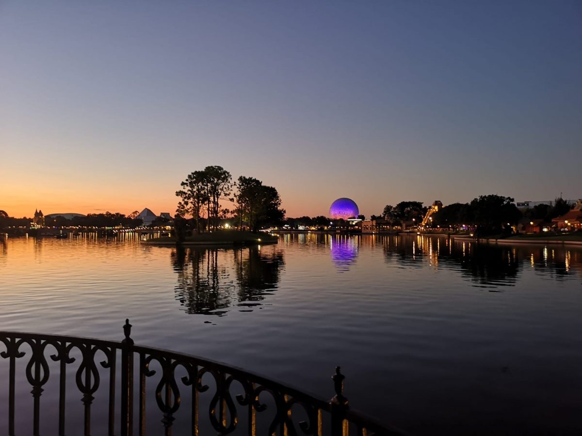 Sonnenuntergang in Epcot inklusive Blick auf das Spaceship Earth (sieht aus wie ein riesiger Golfball) 5 Ausflugsziele für Familien in Florida (Region Orlando)