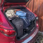 Voller Kofferraum vor dem Start einer Weltreise als Familie