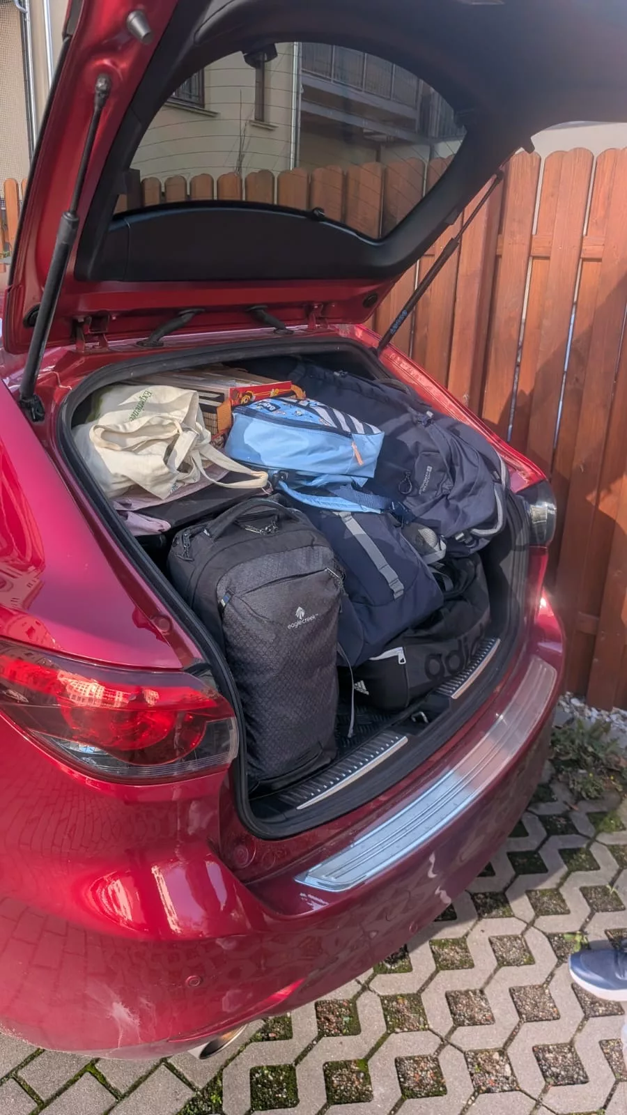 Voller Kofferraum vor dem Start einer Weltreise als Familie