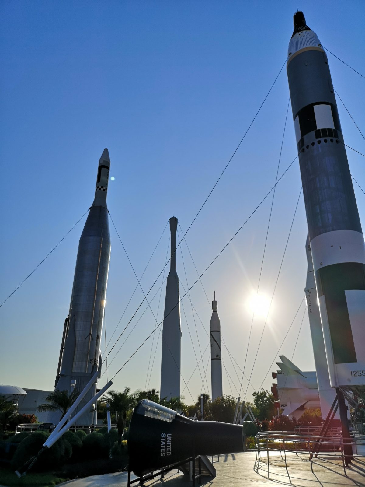 Im Rocket Garden siehst du Raketen aus der Nähe 5 Ausflugsziele für Familien in Florida (Region Orlando)