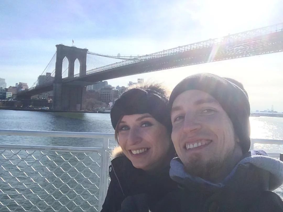 New York Familienurlaub: Bootsfahrt unter der Brooklyn Bridge hindurch