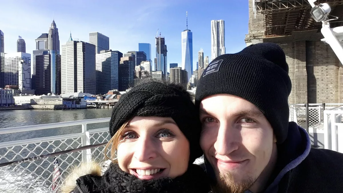 New York Familienurlaub: Bootsfahrt zur Freiheitsstatue mit Blick auf die Skyline von Manhattan