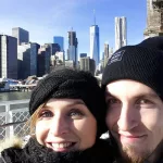 New York Familienurlaub: Bootsfahrt zur Freiheitsstatue mit Blick auf die Skyline von Manhattan