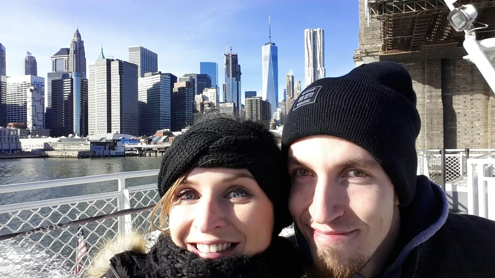 New York Familienurlaub: Bootsfahrt zur Freiheitsstatue mit Blick auf die Skyline von Manhattan