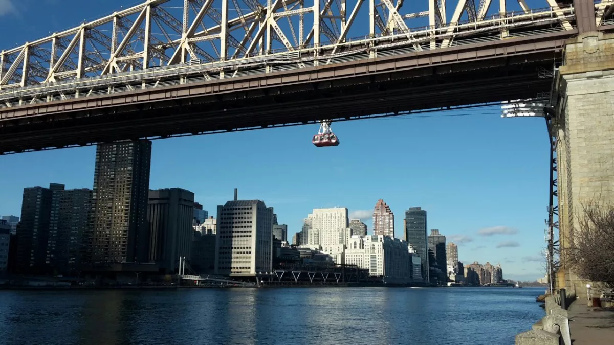 New York Urlaub für Familien: Roosevelt Island Tram über dem East River