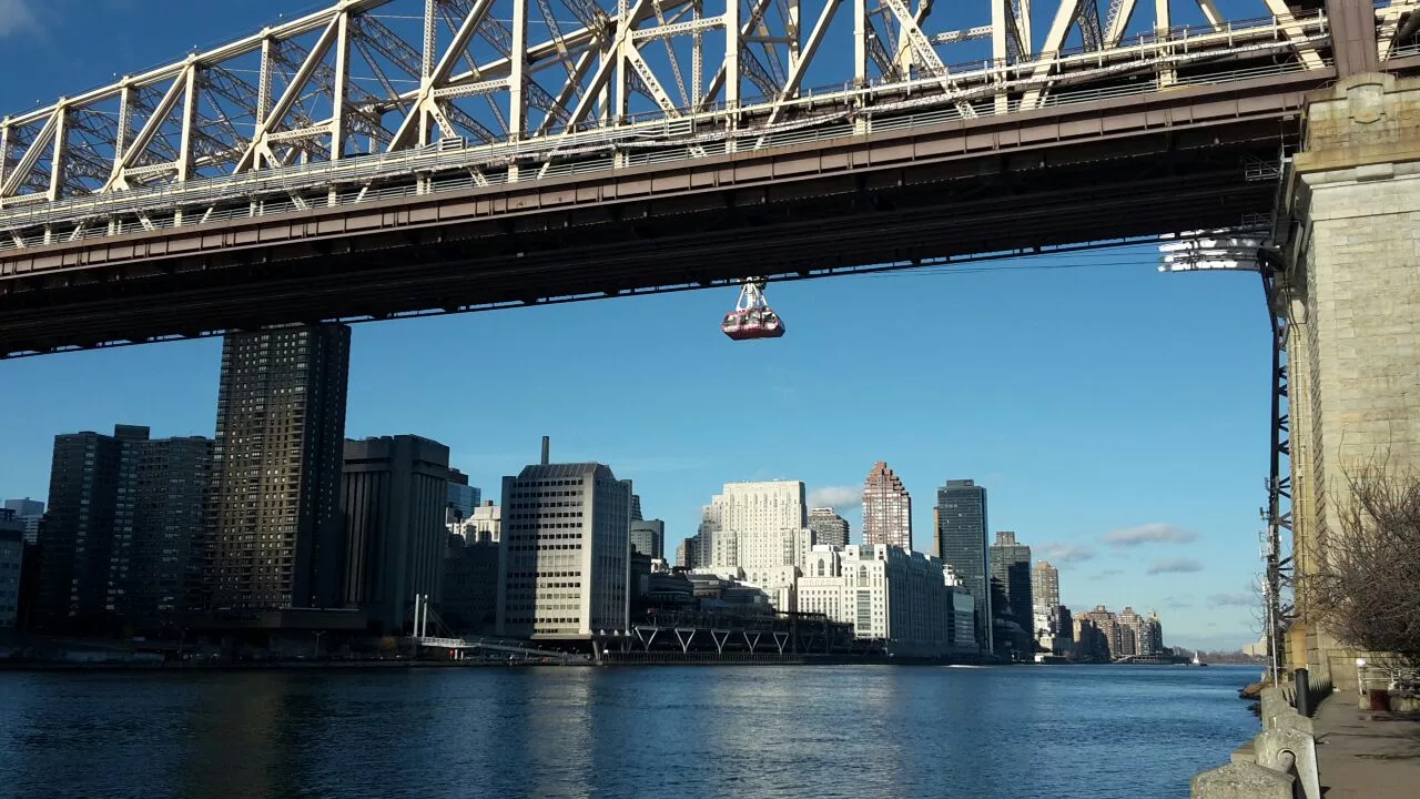 New York Urlaub für Familien: Roosevelt Island Tram über dem East River