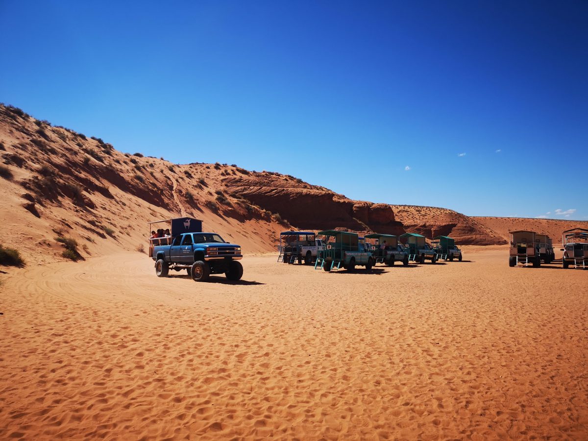 USA Westküste Roadtrip: Jeeps vor dem Upper Antelope Canyon