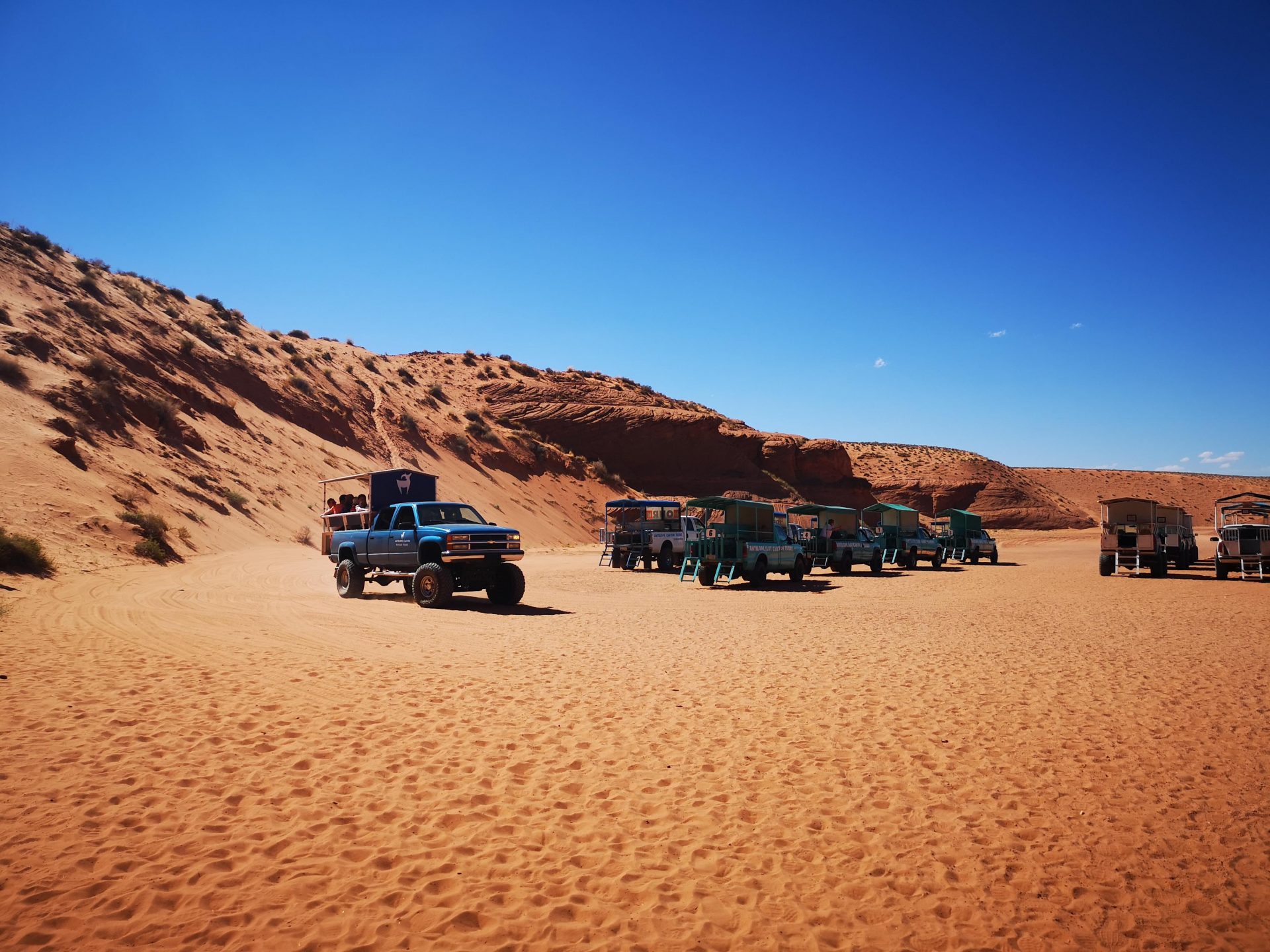 USA Westküste Roadtrip: Jeeps vor dem Upper Antelope Canyon