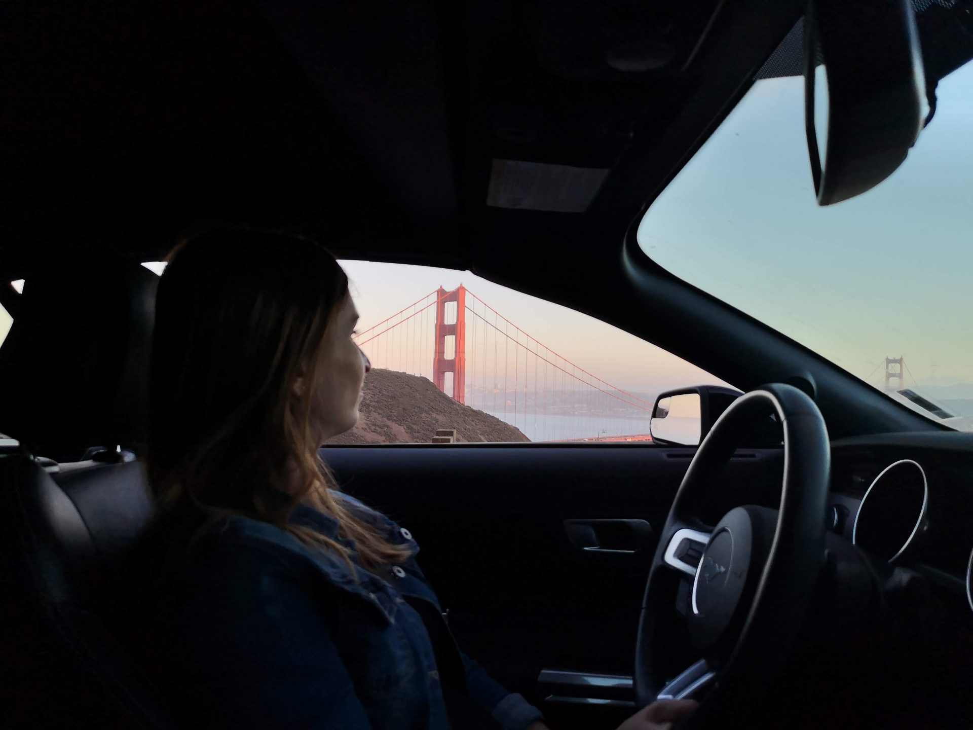 Roadtrip USA Westen: Aussicht auf die Golden Gate Bridge vom Auto aus
