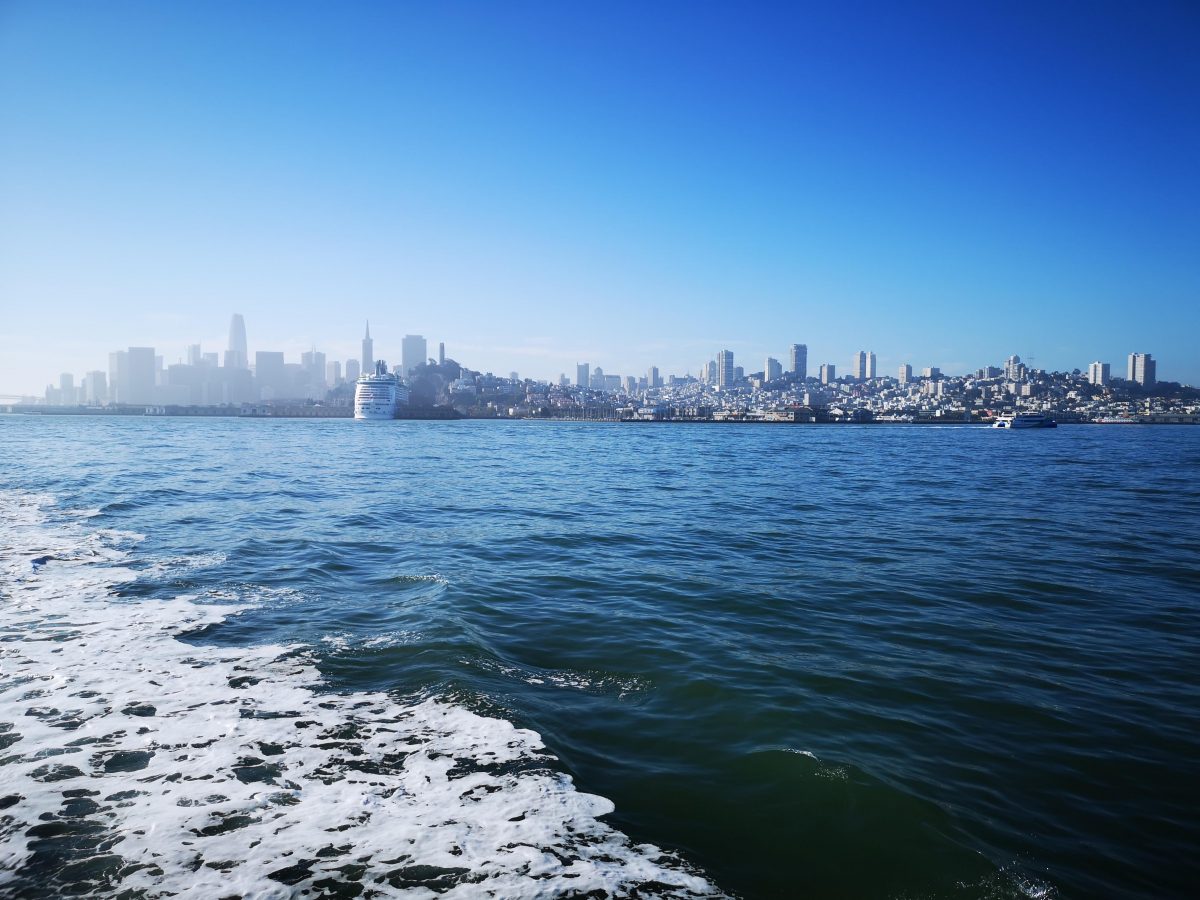 Roadtrip USA Westen: Blick von der Fähre auf die Skyline von San Francisco