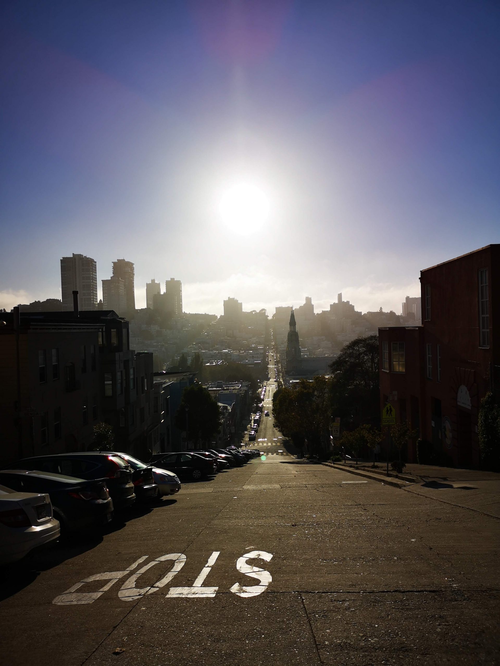 Roadtrip USA Westen: Blick von einer der steilen Straßen auf San Francisco