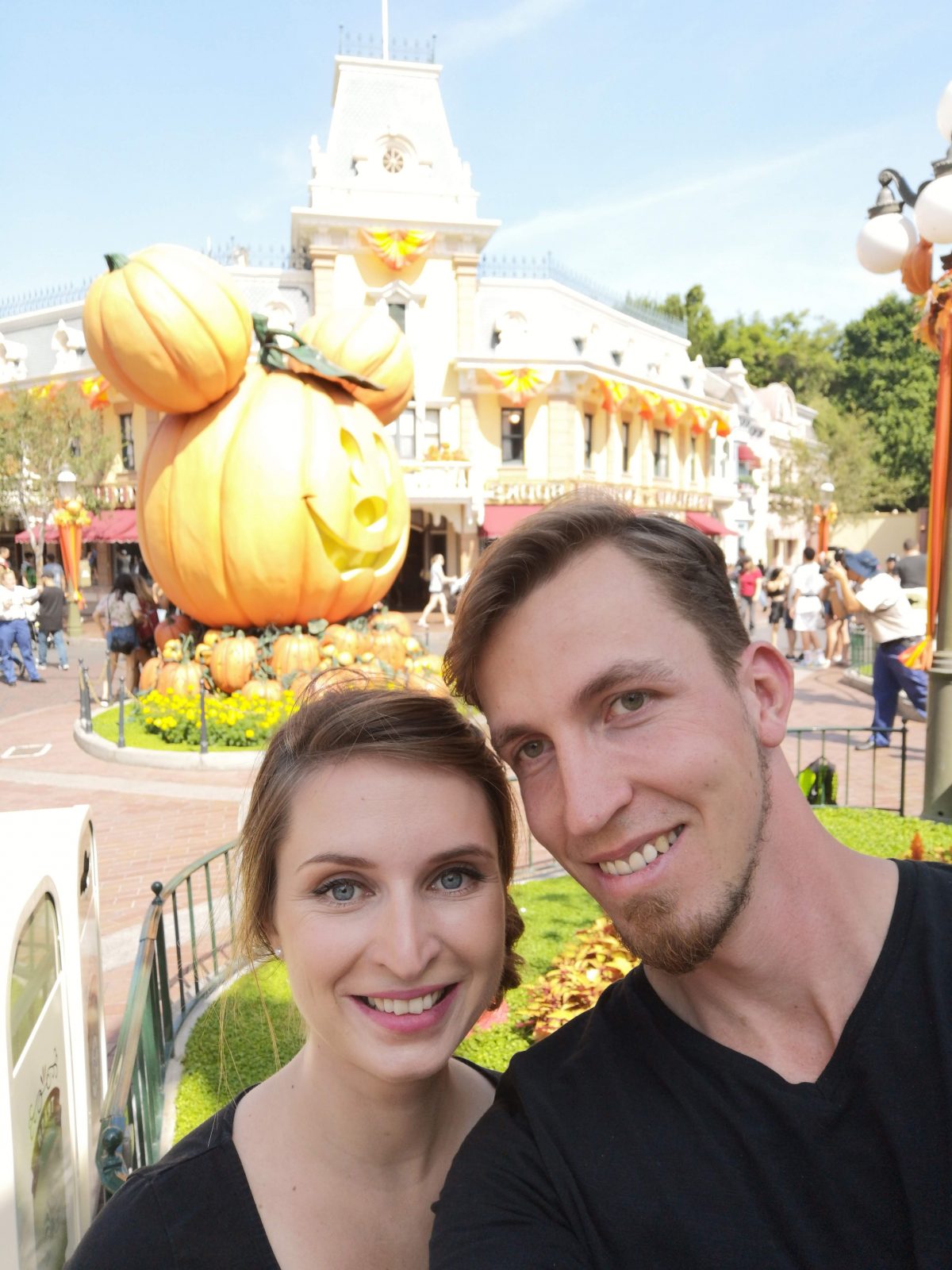Roadtrip im Westen der USA: Halloween-Dekoration im Disneyland Resort Anaheim