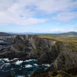 Irland-Roadtrip: Kontrast der Kerry Cliffs am Atlantik zur sanften, grünen Hügellandschaft Irlands