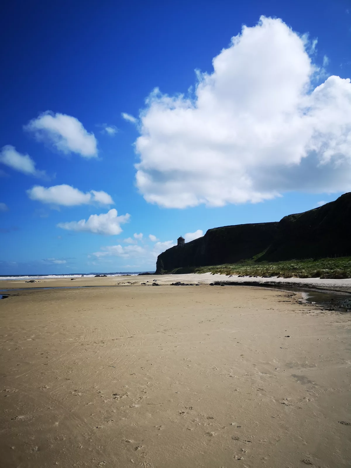Castle Rock mit Mussenden-Tempel über dem Downhill-Strand Irland Roadtrip: Castle Rock mit Aussenden Tempel am Downhill-Strand