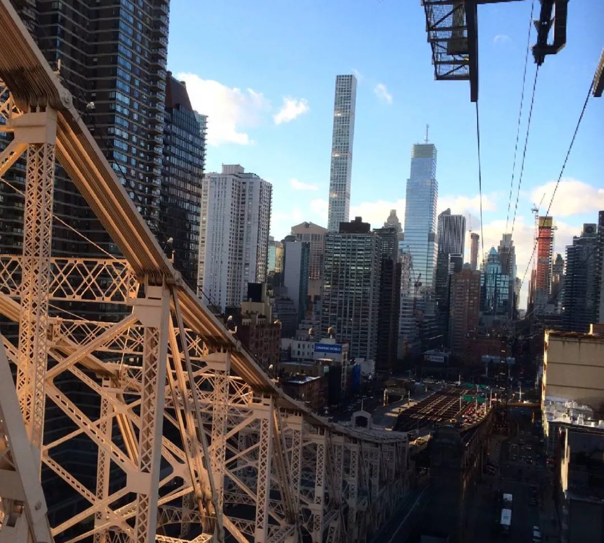 New York für Familien: Ausblick auf Manhattan von der Roosevelt Island Tram aus