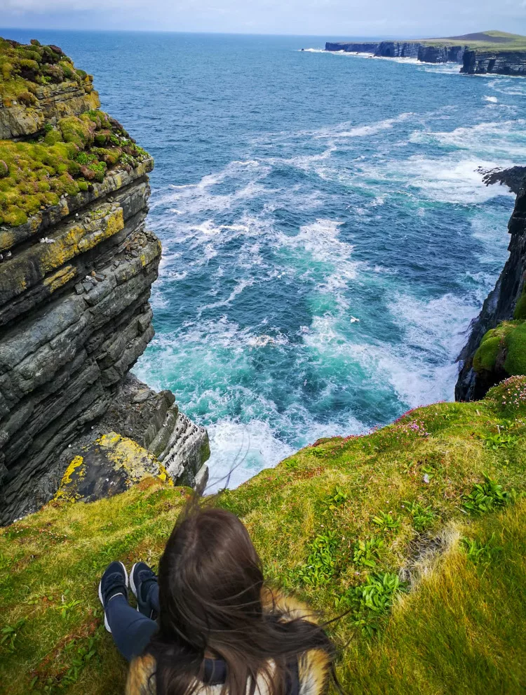 Die steilen Klippen sind nicht abgesperrt, mit Kindern also auch hier gut aufpassen Irland Roadtrip: Klippen am Loop Head des Wild Atlantic Way