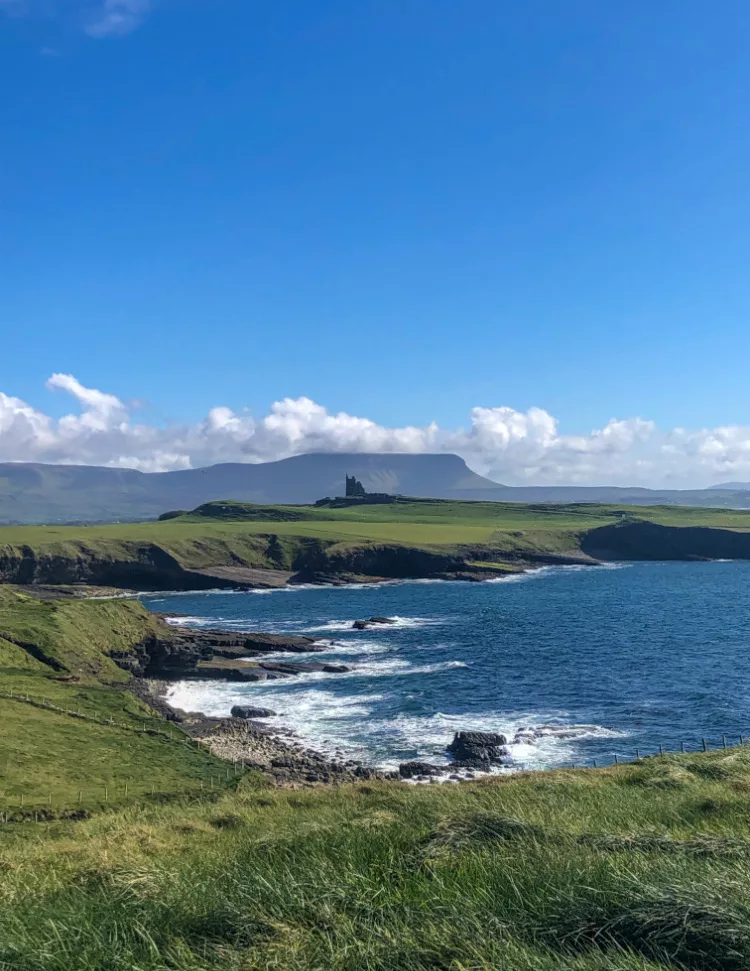 Traumhafte Kulisse: das Classiebawn Castle vor dem Tafelberg Ben Bulben Irland Roadtrip: Aussicht auf das Classiebawn Castle vor dem Tafelberg Ben Bulben in Sligo