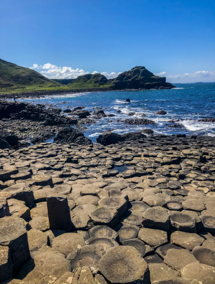 Für dieses Foto (ohne andere Menschen) mussten wir am Giant's Causeway lange warten Irland Roadtrip: der Giant's Causeway in Nordirland