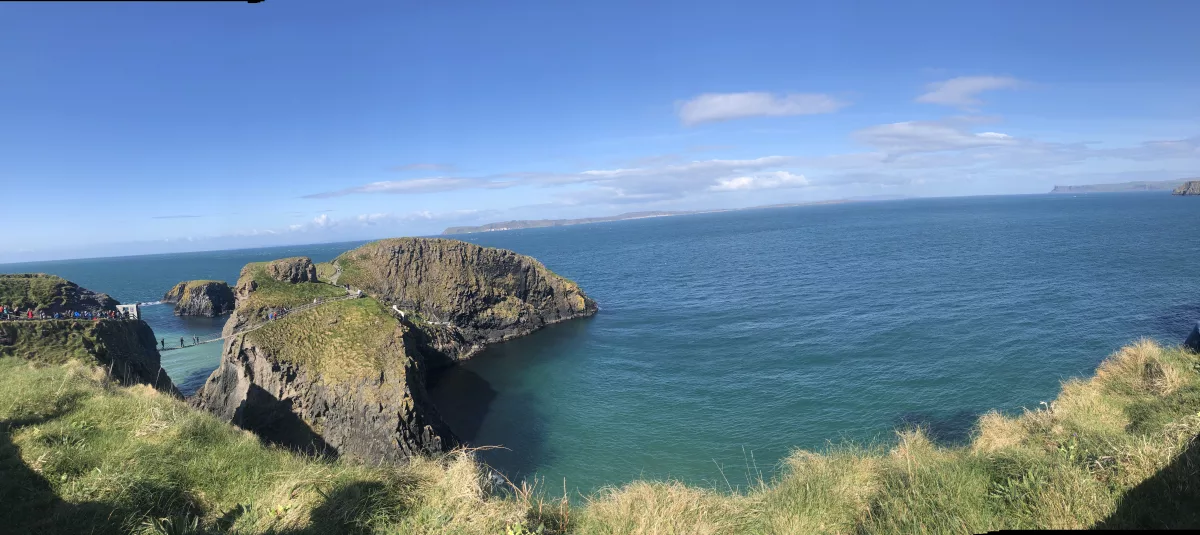 Links im Bild ist die Carrick-A-Rede Rope Bridge zu sehen Irland Roadtrip: Carrick-A-Rede Rope Bridge in Nordirland