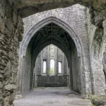 Irland Roadtrip: Der Rock of Cashel versetzt dich mit seinen alten Mauern und hohen Torbögen in eine andere Zeit