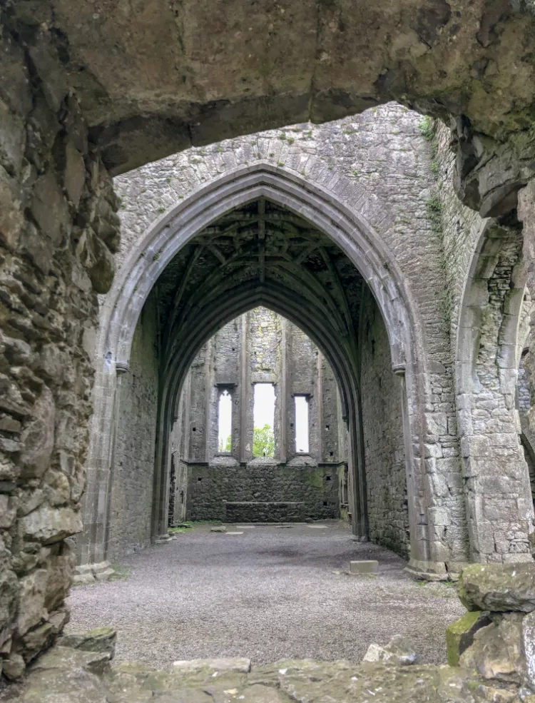 Irland Roadtrip: Der Rock of Cashel versetzt dich mit seinen alten Mauern und hohen Torbögen in eine andere Zeit