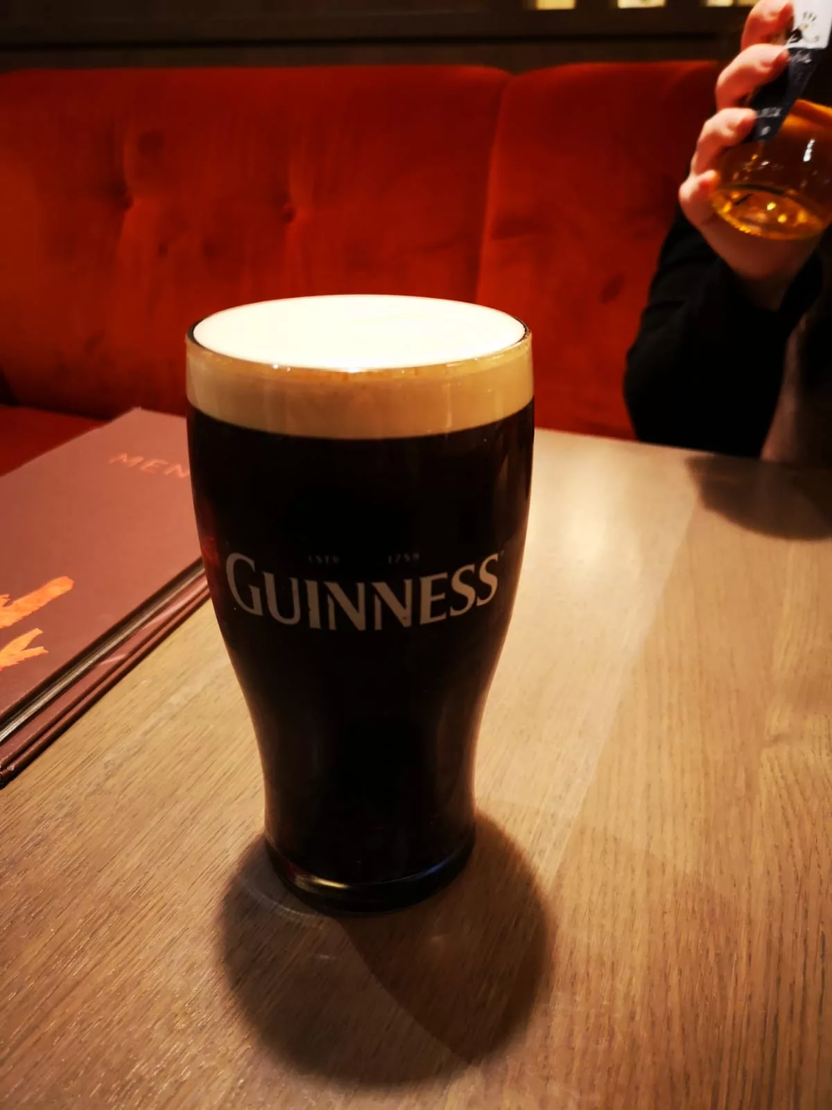 Tagesabschluss in einem der Pubs von Derry Irland Roadtrip: Guinness Bier in einem Pub in Derry