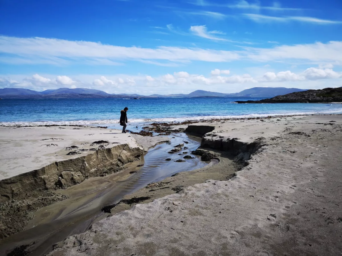 Irland Roadtrip: Spaziergang über den hellen Sandstrand von Castlecove Beach mit hellblauem Wasser und toller Aussicht auf die Natur