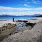 Irland Roadtrip: Spaziergang über den hellen Sandstrand von Castlecove Beach mit hellblauem Wasser und toller Aussicht auf die Natur