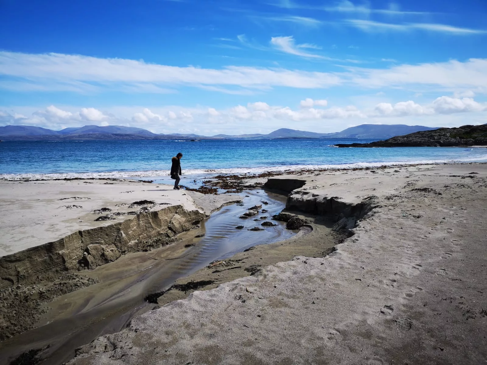 Irland Roadtrip: Spaziergang über den hellen Sandstrand von Castlecove Beach mit hellblauem Wasser und toller Aussicht auf die Natur